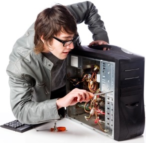 Sinh viên sửa máy tính
